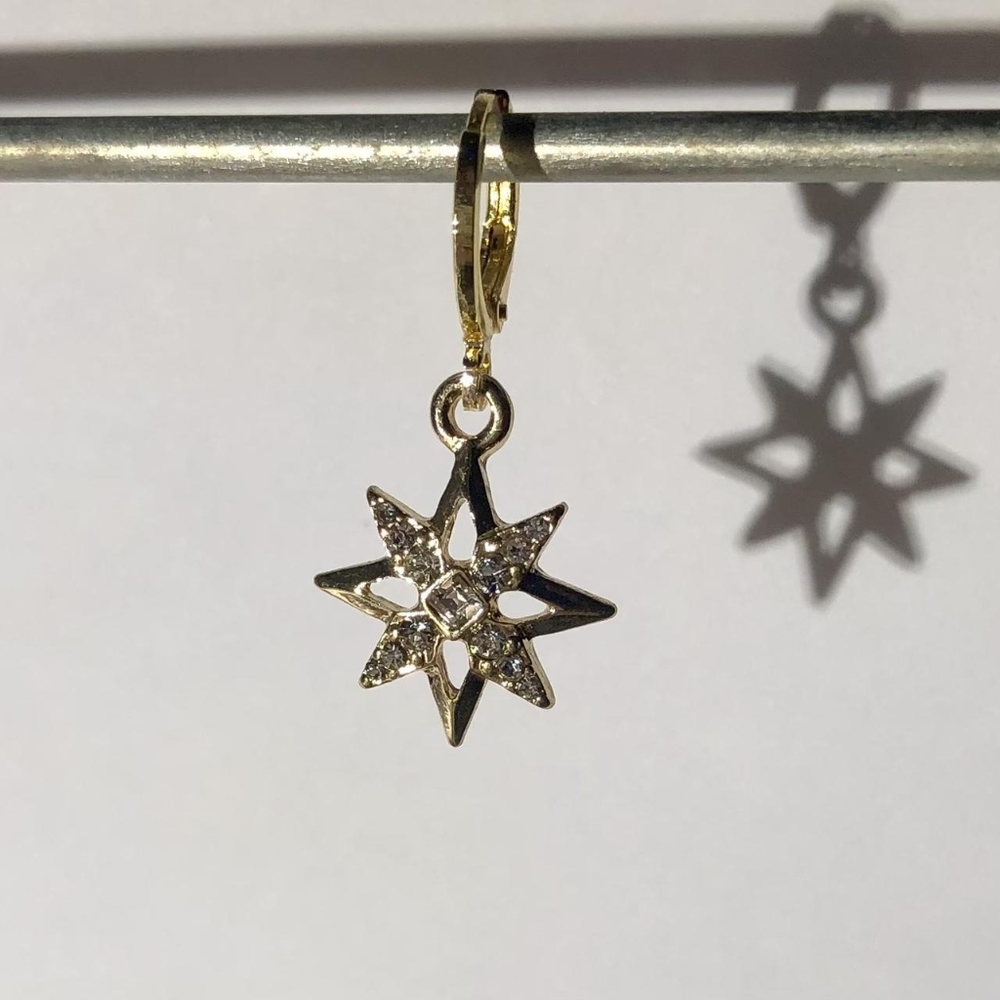 Gold star huggie earrings 🌟💫
